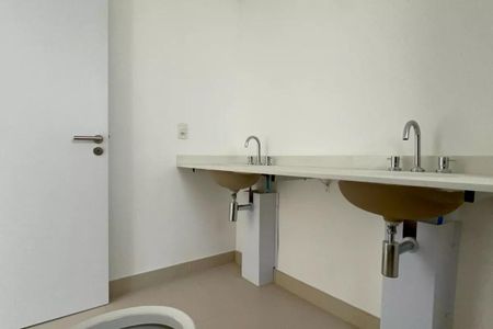 Apartamento à venda com 195m², 4 quartos e 3 vagas Apartamento à venda com 195m², 4 quartos e 3 vagasBanheiro da Suíte 1