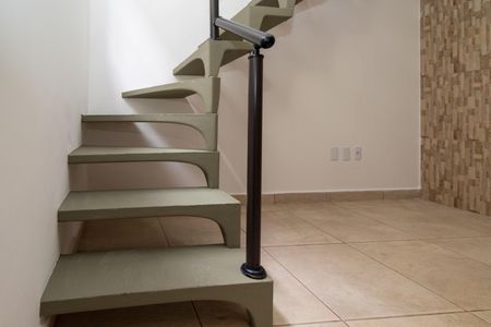 Escada de acesso quarto de apartamento para alugar com 1 quarto, 30m² em Chácara Mafalda, São Paulo