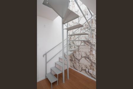 Apartamento para alugar com 104m², 1 quarto e sem vaga Apartamento para alugar com 104m², 1 quarto e sem vagaEscada