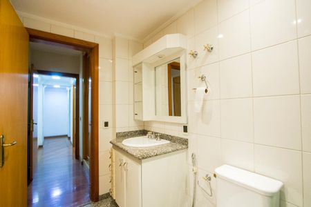 Apartamento à venda com 115m², 3 quartos e 2 vagas Apartamento à venda com 115m², 3 quartos e 2 vagasBanheiro da Suíte