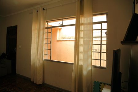 Casa à venda com 150m², 2 quartos e 2 vagasSala