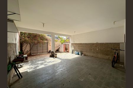 Casa à venda com 330m², 4 quartos e 3 vagas Casa à venda com 330m², 4 quartos e 3 vagasGaragem