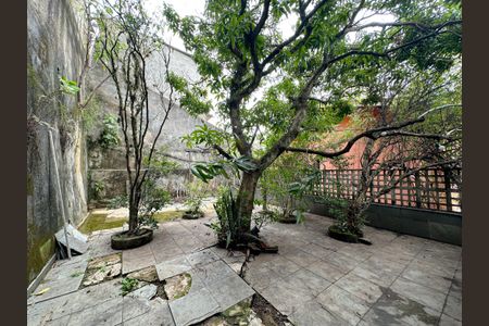 Casa à venda com 330m², 4 quartos e 3 vagas Casa à venda com 330m², 4 quartos e 3 vagasJardim