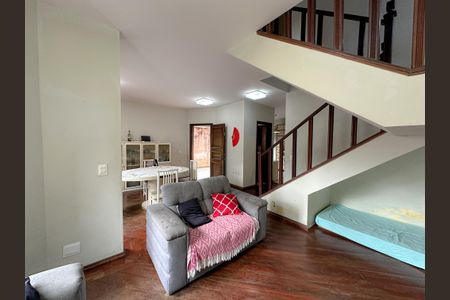 Casa à venda com 330m², 4 quartos e 3 vagas Casa à venda com 330m², 4 quartos e 3 vagasSala