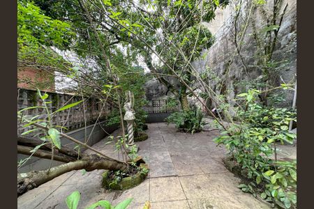 Casa à venda com 330m², 4 quartos e 3 vagas Casa à venda com 330m², 4 quartos e 3 vagasJardim