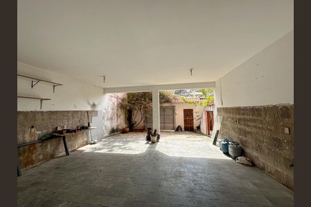 Casa à venda com 330m², 4 quartos e 3 vagas Casa à venda com 330m², 4 quartos e 3 vagasGaragem