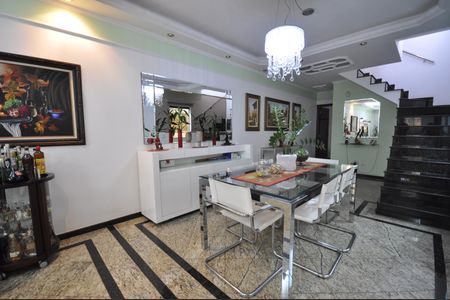 Casa à venda com 215m², 3 quartos e 4 vagasSala