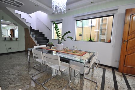 Casa à venda com 215m², 3 quartos e 4 vagasSala