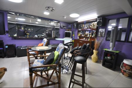 Casa à venda com 215m², 3 quartos e 4 vagasLounge