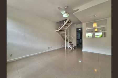 Sala de casa de condomínio para alugar com 2 quartos, 100m² em Recreio dos Bandeirantes, Rio de Janeiro