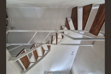 Casa de condomínio para alugar com 100m², 2 quartos e 1 vaga Casa de condomínio para alugar com 100m², 2 quartos e 1 vagaEscada