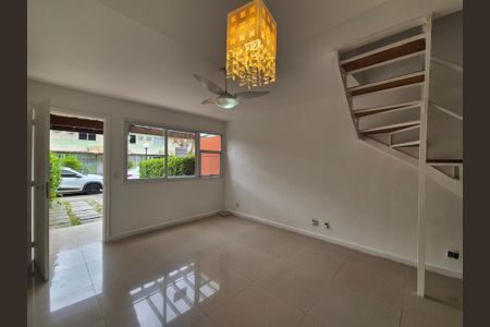 Sala de casa de condomínio para alugar com 2 quartos, 100m² em Recreio dos Bandeirantes, Rio de Janeiro