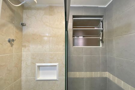 Banheiro Social de kitnet/studio para alugar com 1 quarto, 30m² em Copacabana, Rio de Janeiro
