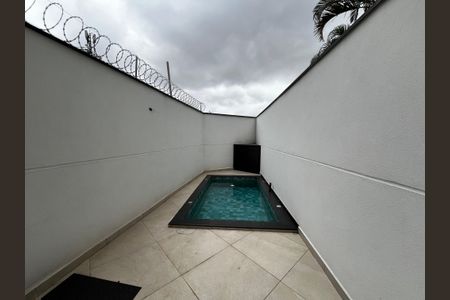 Casa à venda com 185m², 3 quartos e 3 vagas Casa à venda com 185m², 3 quartos e 3 vagasPiscina