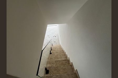 Casa à venda com 185m², 3 quartos e 3 vagas Casa à venda com 185m², 3 quartos e 3 vagasEscada