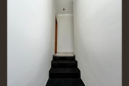 Casa à venda com 185m², 3 quartos e 3 vagas Casa à venda com 185m², 3 quartos e 3 vagasEscada