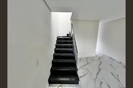 Casa à venda com 185m², 3 quartos e 3 vagas Casa à venda com 185m², 3 quartos e 3 vagasEscada