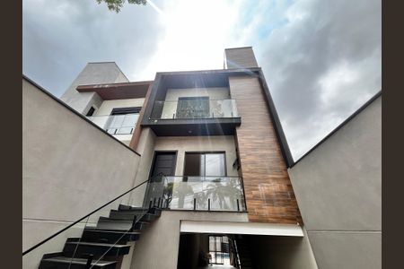 Casa à venda com 185m², 3 quartos e 4 vagas Casa à venda com 185m², 3 quartos e 4 vagasFachada