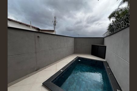 Casa à venda com 185m², 3 quartos e 4 vagas Casa à venda com 185m², 3 quartos e 4 vagasPiscina