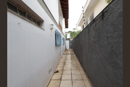 Casa à venda com 284m², 3 quartos e 3 vagasCorredor lateral