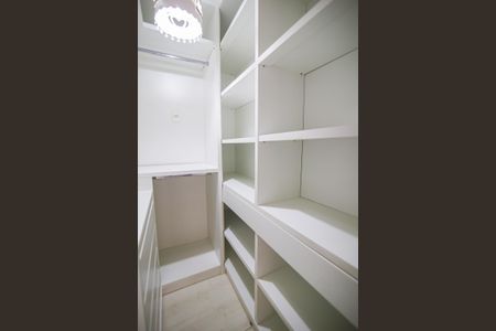 Casa de condomínio para alugar com 90m², 4 quartos e 2 vagas Casa de condomínio para alugar com 90m², 4 quartos e 2 vagasCloset