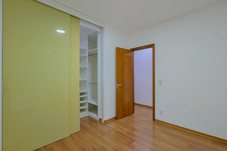 Quarto de apartamento para alugar com 4 quartos, 270m² em Buritis, Belo Horizonte