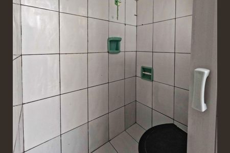Banheiro Social de casa para alugar com 1 quarto, 50m² em Vila Serralheiro, São Paulo