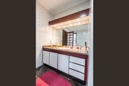 Casa de condomínio à venda com 413m², 3 quartos e 6 vagas Casa de condomínio à venda com 413m², 3 quartos e 6 vagasCloset da suíte