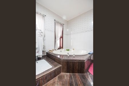 Casa de condomínio à venda com 413m², 3 quartos e 6 vagas Casa de condomínio à venda com 413m², 3 quartos e 6 vagasBanheiro da Suíte