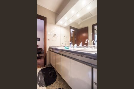 Casa de condomínio à venda com 413m², 3 quartos e 6 vagas Casa de condomínio à venda com 413m², 3 quartos e 6 vagasBanheiro