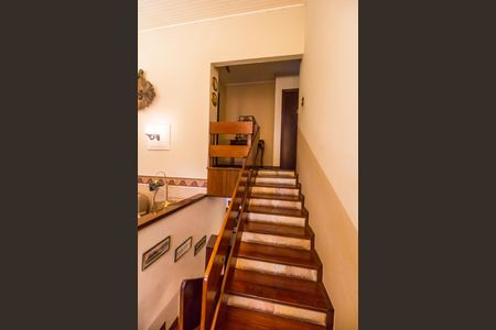 Casa de condomínio à venda com 413m², 3 quartos e 6 vagas Casa de condomínio à venda com 413m², 3 quartos e 6 vagasEscada