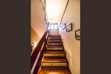 Casa de condomínio à venda com 413m², 3 quartos e 6 vagas Casa de condomínio à venda com 413m², 3 quartos e 6 vagasEscada