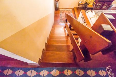 Casa de condomínio à venda com 413m², 3 quartos e 6 vagas Casa de condomínio à venda com 413m², 3 quartos e 6 vagasEscada