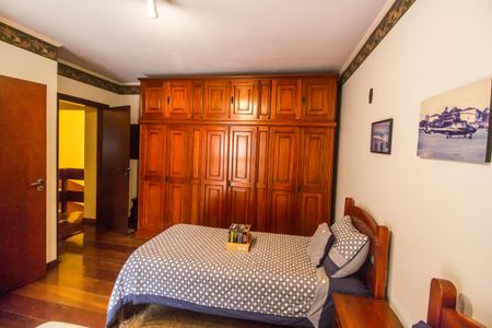 Casa de condomínio à venda com 413m², 3 quartos e 6 vagas Casa de condomínio à venda com 413m², 3 quartos e 6 vagasQuarto 1