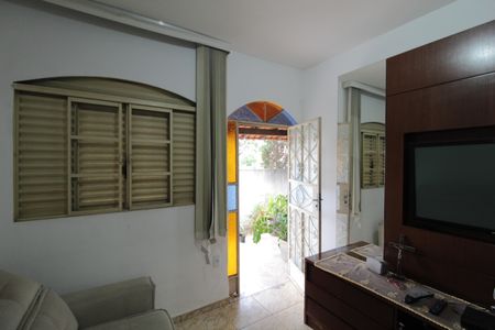 Sala de casa para alugar com 3 quartos, 350m² em Piratininga, Belo Horizonte