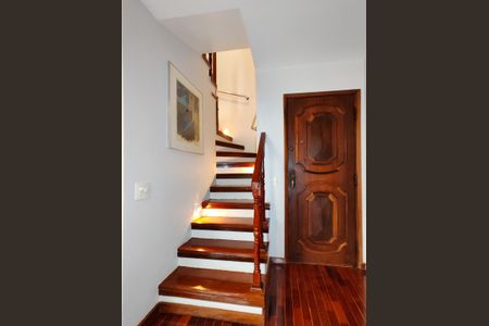 Apartamento à venda com 86m², 3 quartos e 1 vaga Apartamento à venda com 86m², 3 quartos e 1 vagaEscada