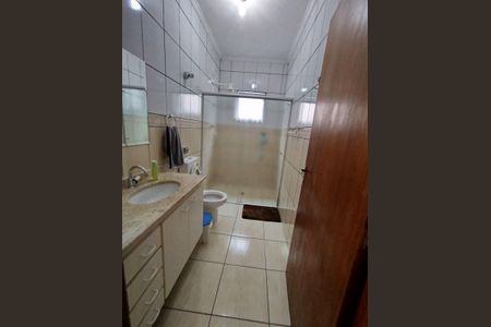 Casa à venda com 190m², 4 quartos e 2 vagas Casa à venda com 190m², 4 quartos e 2 vagasBanheiro da Suíte