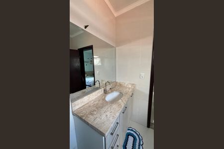 Casa à venda com 263m², 3 quartos e 8 vagasBanheiro da Suíte 2