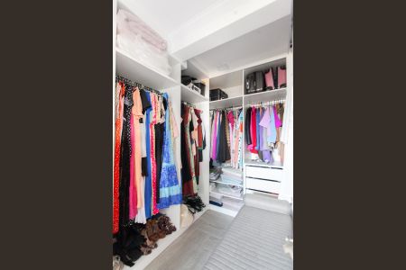 Casa à venda com 220m², 3 quartos e 3 vagas Casa à venda com 220m², 3 quartos e 3 vagasCloset da suíte