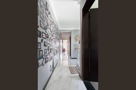 Casa à venda com 220m², 3 quartos e 3 vagas Casa à venda com 220m², 3 quartos e 3 vagasCorredor