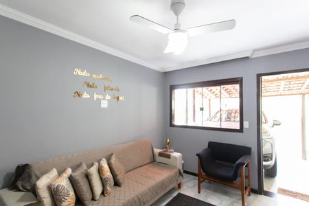 Casa à venda com 220m², 3 quartos e 3 vagas Casa à venda com 220m², 3 quartos e 3 vagasSala