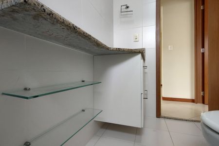 Apartamento à venda com 64m², 2 quartos e 1 vaga Apartamento à venda com 64m², 2 quartos e 1 vagaBanheiro Social
