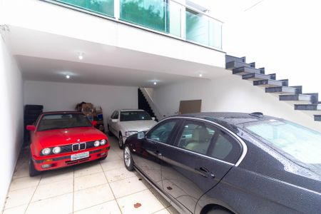 Casa à venda com 220m², 3 quartos e 4 vagas Casa à venda com 220m², 3 quartos e 4 vagasGaragem