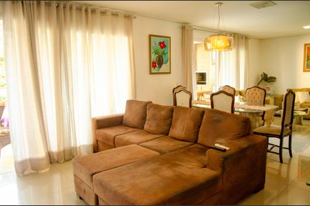 Apartamento para alugar com 269m², 4 quartos e 3 vagas Apartamento para alugar com 269m², 4 quartos e 3 vagasSala