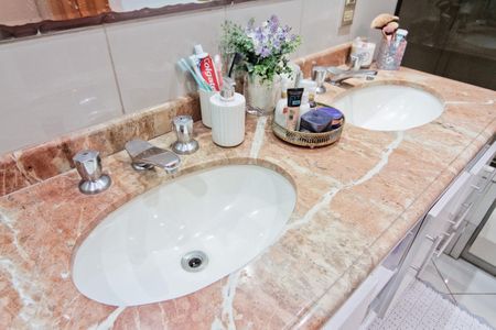 Apartamento à venda com 131m², 3 quartos e 2 vagas Apartamento à venda com 131m², 3 quartos e 2 vagasBanheiro da Suíte 3