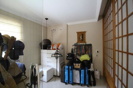 Casa de condomínio à venda com 753m², 5 quartos e 4 vagasCloset da Suíte 2