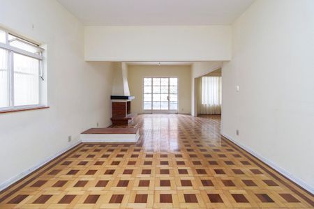 Casa à venda com 200m², 2 quartos e 2 vagas Casa à venda com 200m², 2 quartos e 2 vagasSala