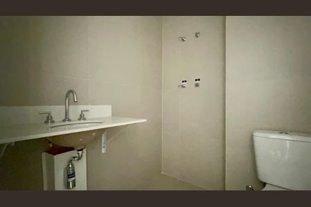 Banheiro Social de kitnet/studio à venda com 1 quarto, 25m² em Pinheiros, São Paulo