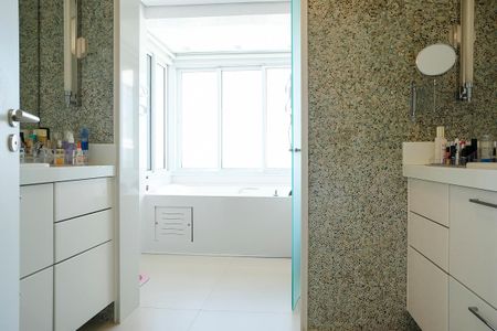 Apartamento à venda com 520m², 4 quartos e 5 vagasBanheiro da Suíte 1