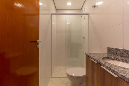 Banheiro de casa de condomínio para alugar com 1 quarto, 25m² em Chácara Belenzinho, São Paulo